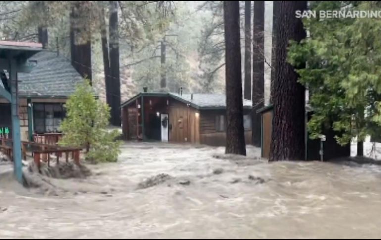 Las fuertes lluvias causaron inundaciones repentinas en el sur de California durante una de las peores tormentas navideñas en ese Estado de EU. X / @SBCOUNTYFIRE