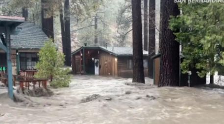 Las fuertes lluvias causaron inundaciones repentinas en el sur de California durante una de las peores tormentas navideñas en ese estado de EU. X / @SBCOUNTYFIRE