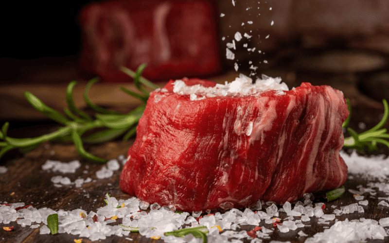 Optar por proteínas vegetales y animales junto con grasas saludables  ayuda a combatir la inflamación. canva