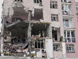 Rescatistas trabajan en un edificio dañado por un ataque ruso en Kiev, Ucrania. AP/E. Lukatsky