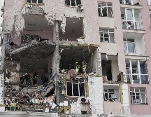 Rescatistas trabajan en un edificio dañado por un ataque ruso en Kiev, Ucrania. AP/E. Lukatsky
