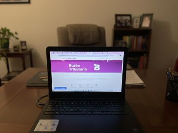 Si estrenaste celular nuevo con un número diferente, cambiaste de correo electrónico, o simplemente no has revisado tu situación fiscal en meses, este es el momento de actuar para evitar sorpresas desagradables en tu bolsillo de cara al Año Nuevo. ESPECIAL / O. F. López y GEMINI