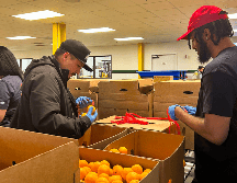 El supermercado de alimentos ha establecido un punto estratégico de recaudación con el objetivo de proporcionar tres millones de comidas antes del 31 de diciembre. EFE/ M. Viqueira