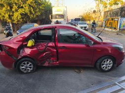 A pesar del aparatoso accidente registrado en El Salto, el conductor del vehículo sufrió lesiones leves, sin graves afectaciones. ESPECIAL