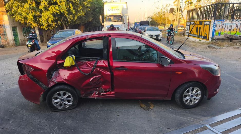 A pesar del aparatoso accidente registrado en El Salto, el conductor del vehículo sufrió lesiones leves, sin graves afectaciones. ESPECIAL