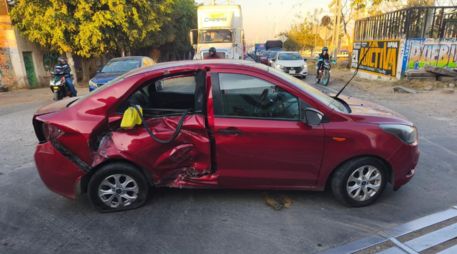 A pesar del aparatoso accidente registrado en El Salto, el conductor del vehículo sufrió lesiones leves, sin graves afectaciones. ESPECIAL