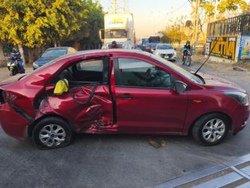 A pesar del aparatoso accidente registrado en El Salto, el conductor del vehículo sufrió lesiones leves, sin graves afectaciones. ESPECIAL