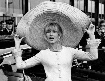 Brigitte Bardot posa con un enorme sombrero que trajo de México, a su llegada al aeropuerto de OrlY, el 27 de mayo de 1965, en París, Francia. AP