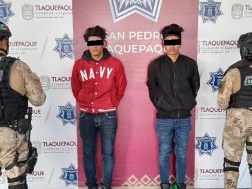 Cristopher "N", de 24 años de edad, (izquierda) fue detenido por portar un arma de fuego y Alexis "N", de 21 años de edad, (derecha) detenido por circular a bordo de una motocicleta con reporte de robo. CORTESÍA