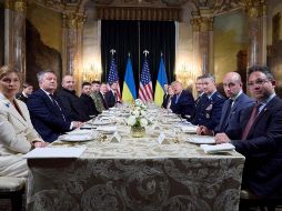 El encuentro de hoy entre los dos líderes llega después de que el jueves Zelenski sostuviera una conversación telefónica con los emisarios de la Casa Blanca Steve Witkoff y Jared Kushner, con los que abordó algunas 