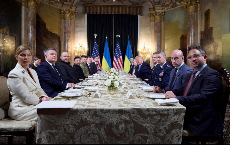 El encuentro de hoy entre los dos líderes llega después de que el jueves Zelenski sostuviera una conversación telefónica con los emisarios de la Casa Blanca Steve Witkoff y Jared Kushner, con los que abordó algunas 