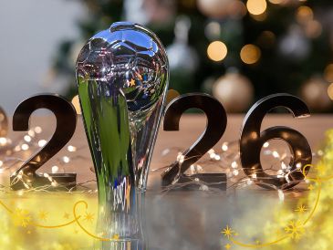 Para equipos como Chivas y Pumas, el brindis de este año tiene un sabor agridulce: el deseo sigue siendo el mismo, pero el reloj de la sequía no se detiene. ESPECIAL / IMAGO7 y CANVA