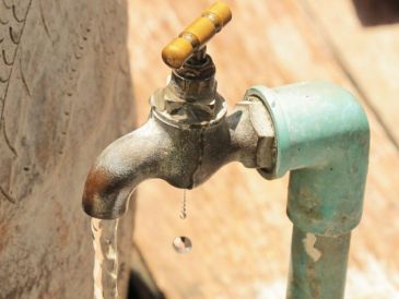 Para mitigar las afectaciones, el gobierno municipal pone a disposición de la ciudadanía el servicio gratuito de pipas. CANVA