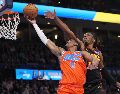 El base del Thunder de Oklahoma City, Jalen Williams, salta para encestar frente al alero de los Hawks de Atlanta, Onyeka Okongwu. AP