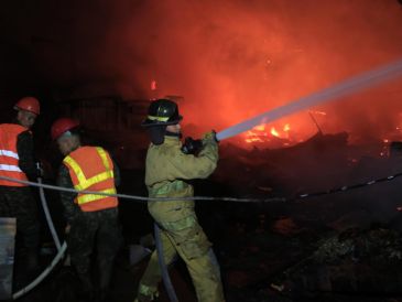 Al momento, se desconoce la totalidad de los negocios consumidos por las llamas. EFE/ J. VALLE