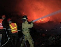 Al momento, se desconoce la totalidad de los negocios consumidos por las llamas. EFE/ J. VALLE