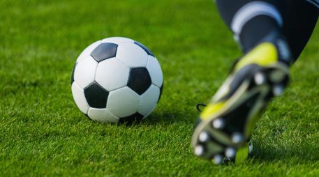 Para Gianni Infantino, las reglas deben evolucionar para reducir al mínimo las interrupciones durante los partidos. ESPECIAL / CANVA