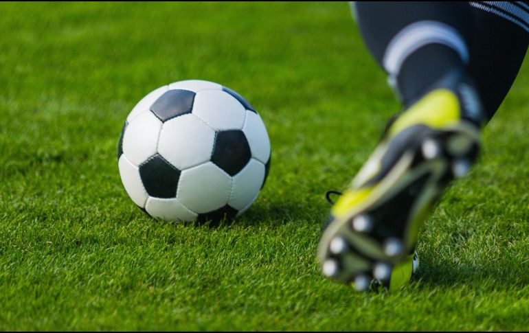 Para Gianni Infantino, las reglas deben evolucionar para reducir al mínimo las interrupciones durante los partidos. ESPECIAL / CANVA