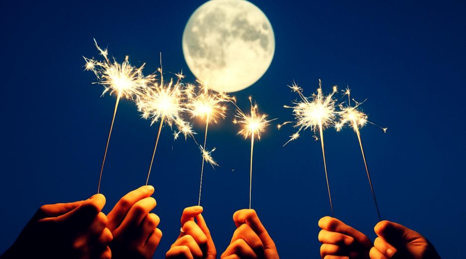 El 2026 está por iniciar, y con ello, la primera Luna llena del año llegará más brillante que nunca. ESPECIAL / CANVA