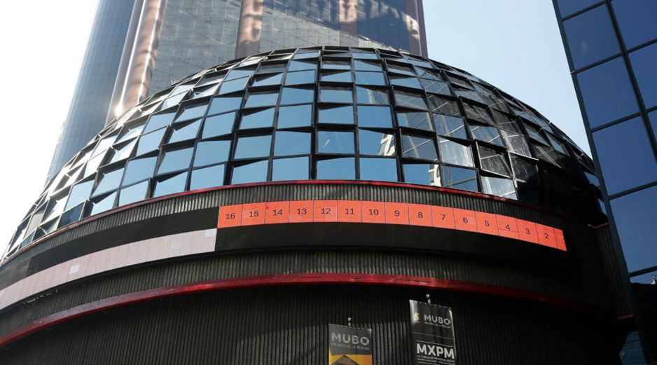 En la jornada, el peso mexicano se depreció un 0.15 % frente al dólar, al cotizar en 17.99 unidades por billete verde, frente a los 17.97 en la jornada anterior, según datos del Banco de México. EFE / ARCHIVO