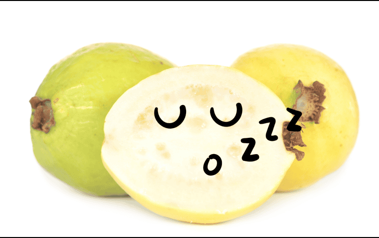 Comer una guayaba antes de dormir puede aportar múltiples beneficios, desde mejorar la digestión hasta favorecer el descanso y fortalecer el sistema inmune. CANVA