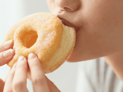 Comer demasiada azúcar de forma ocasional no representa un problema grave, pero sí es importante apoyar al organismo con hidratación, movimiento, alimentos equilibrados y descanso.  CANVA