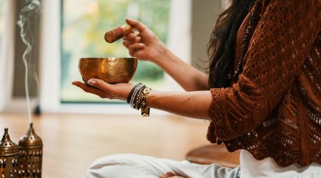 El humo y el fuego representan la liberación de preocupaciones, cargas emocionales y energías negativas del año que termina. Unsplash