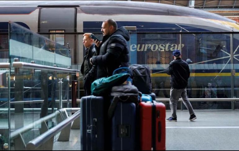 Eurostar, que opera trenes de pasajeros a través del túnel, advirtió sobre más posibles demoras y cancelaciones debido a los 