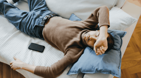 La mayoría de los expertos coinciden en que los adultos necesitan entre 7 y 9 horas de sueño por noche. CANVA