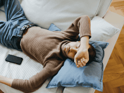 La mayoría de los expertos coinciden en que los adultos necesitan entre 7 y 9 horas de sueño por noche. CANVA