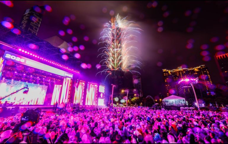 Fuegos artificiales iluminan el cielo nocturno desde el rascacielos Taipei 101 durante las celebraciones de Año Nuevo en Taipei, Taiwán. EFE / R. B. Tongo