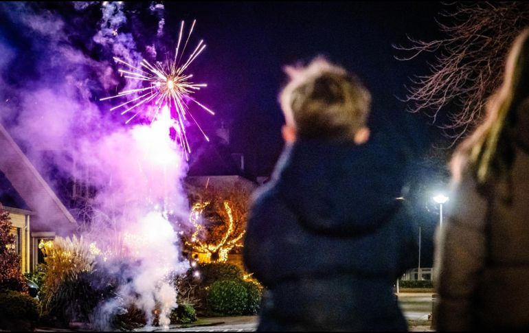 Niños y padres encienden fuegos artificiales en Maasdam, Países Bajos. Tras la aprobación de la Cámara de Representantes y el Senado neerlandeses, es probable que se prohíba a nivel nacional el uso de fuegos artificiales para consumo. EFE / J. Groeneweg