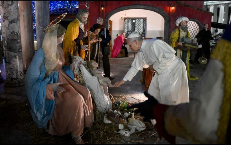 Una imagen proporcionada por El Vaticano muestra al Papa León XIV visitando el pesebre navideño en la Plaza de San Pedro en la Basílica de San Pedro, como parte de las celebraciones de Año Nuevo. EFE / ESPECIAL / El Vaticano