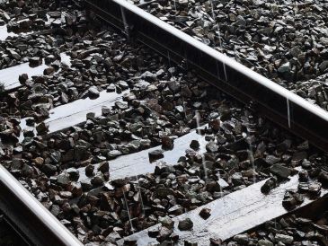 Gracias a la pericia del operador de la máquina, éste redujo la velocidad y logró pasar una parte del convoy. PEXELS / PIXABAY