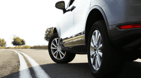 El puntaje no solo considera la cantidad de fallas, sino también su impacto en la seguridad, el costo de propiedad y la experiencia cotidiana del usuario.  CANVA