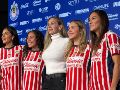 Nelly Simón, directora deportiva de Chivas Femenil, anunció en rueda de prensa formalmente a las jugadoras Eva González, Jasmine Casarez, Mayra Pelayo y Cristina Ferral ante los medios de comunicación. EL INFORMADOR / A. García