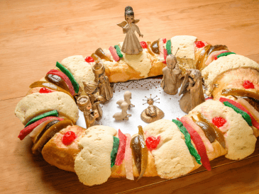 El origen de esta celebración se remonta al relato bíblico de la Epifanía, que conmemora la visita de los Reyes Magos (Melchor, Gaspar y Baltasar) al niño Jesús, guiados por la estrella de Belén.  CANVA