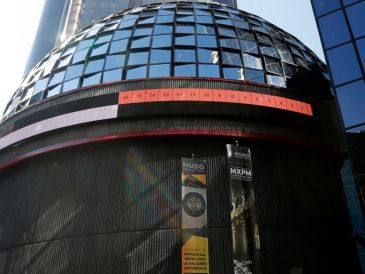 En la jornada, el peso mexicano se apreció un 0.52 % frente al dólar, al cotizar en 17.91 unidades por billete verde. EFE