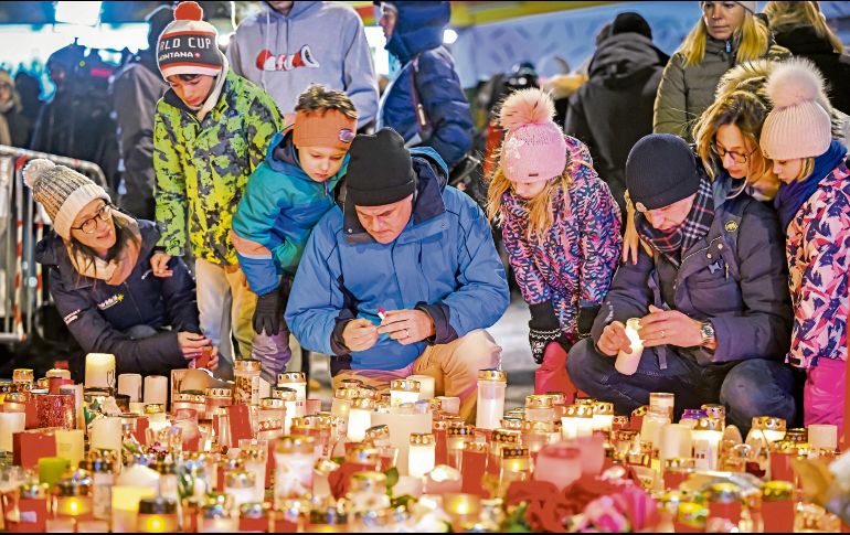 Vecinos y turistas presentes en Crans-Montana montaron una ofrenda en memoria de los afectados por el incendio del bar Le Constellation. EFE