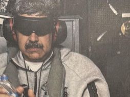 En la imagen compartida por Trump, se ve a Nicolás Maduro esposado, con los ojos y oídos cubiertos, y detrás de él, a un agente. Truth Social / @realDonaldTrump