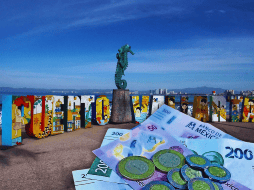 En la vía corta de Guadalajara a Puerto Vallarta, los avances se fueron entregando por tramos y plazos. ESPECIAL / CANVA