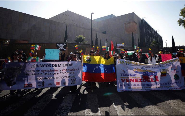 Un pequeño grupo de civiles y políticos en México pidieron este sábado una campaña internacional contra lo que calificaron como una “agresión imperialista” de Estados Unidos en Venezuela. EFE/ S. Gutiérrez
