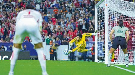 Camilo Vargas se erigió como el más destacado de los zorros al atajar el disparo de Roberto Alvarado. IMAGO7