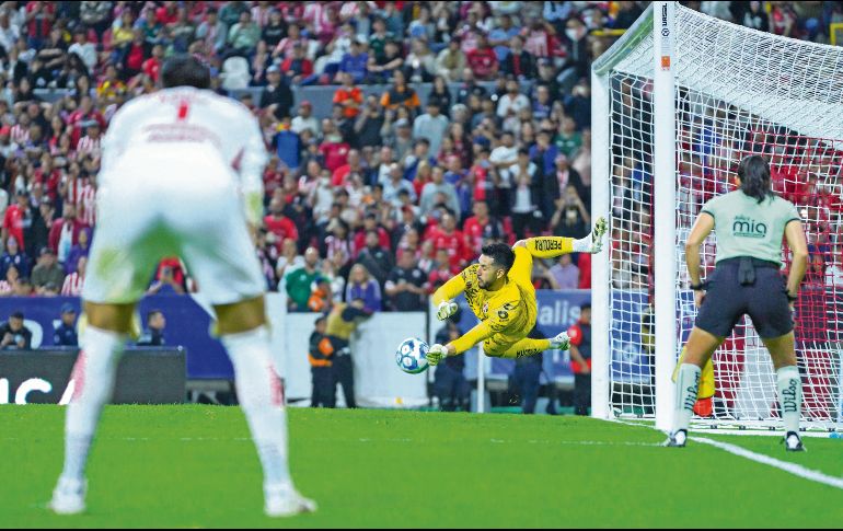 Camilo Vargas se erigió como el más destacado de los zorros al atajar el disparo de Roberto Alvarado. IMAGO7