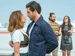 Ana González Bello y Diego Klein protagonizan “Amor de oficina”, una comedia romántica que cruza el deseo y la ambición en el entorno laboral. CORTESÍA