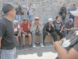 Algunos caraqueños salieron a las calles a buscar más información de los ocurrido durante la madrugada de ayer. EFE
