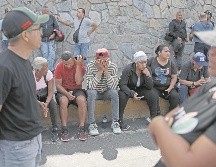 Algunos caraqueños salieron a las calles a buscar más información de los ocurrido durante la madrugada de ayer. EFE