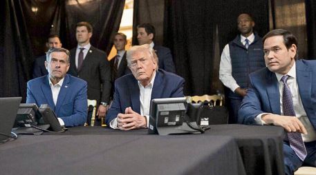Donald Trump, al lado del director de la CIA John Ratcliffe y el Secretario de Estado Marco Rubio, observando el desarrollo de la operación “Resolución Absoluta”. EFE