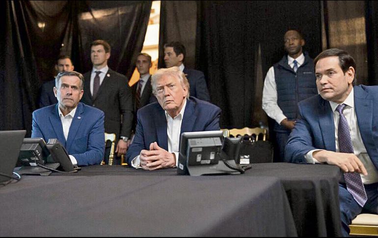 Donald Trump, al lado del director de la CIA John Ratcliffe y el Secretario de Estado Marco Rubio, observando el desarrollo de la operación “Resolución Absoluta”. EFE