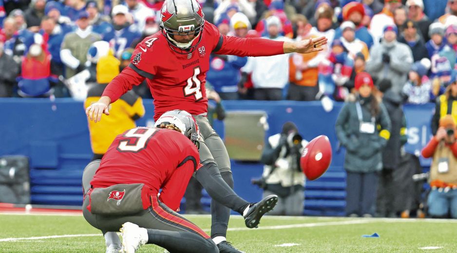 Chase McLaughlin pateó tres goles de campo. AFP